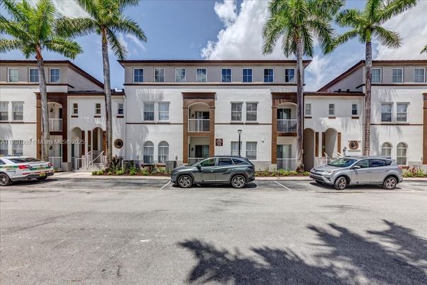 Exterior, Facade, Rowhouse