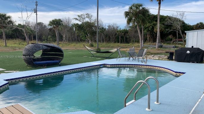 Exterior, Pool