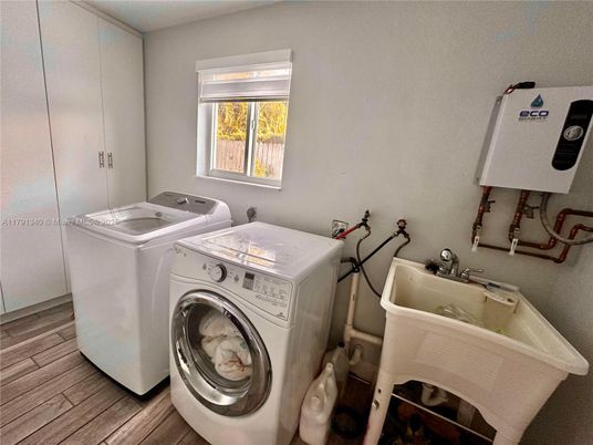 Interior, Washer, Wood Texture Flooring