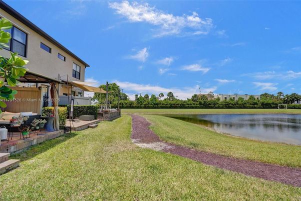Exterior, Lake