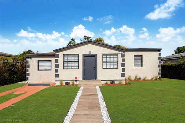 Exterior, Facade, Ranch