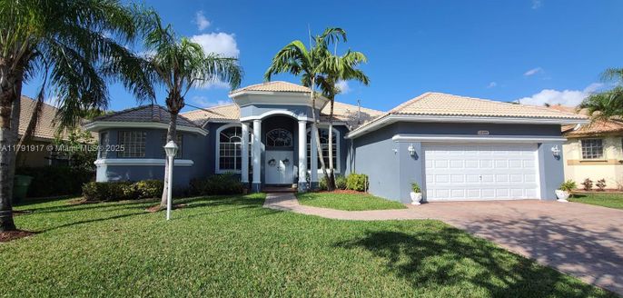 Attached, Exterior, Facade, Mediterranean