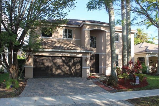 Attached, Exterior, Facade, Mediterranean