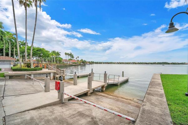 Exterior, Lake