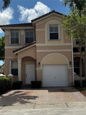 Attached, Exterior, Facade, Mediterranean