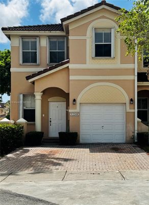 Attached, Exterior, Facade, Mediterranean
