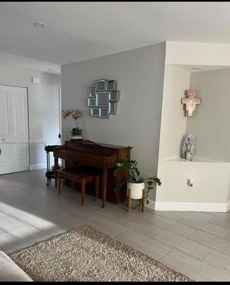 Interior, Piano, Recessed Lighting, Wood Texture Flooring