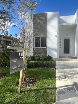 Exterior, Facade, None