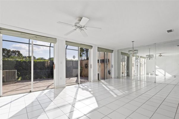 Chandelier, Empty room, Interior, Sun Room