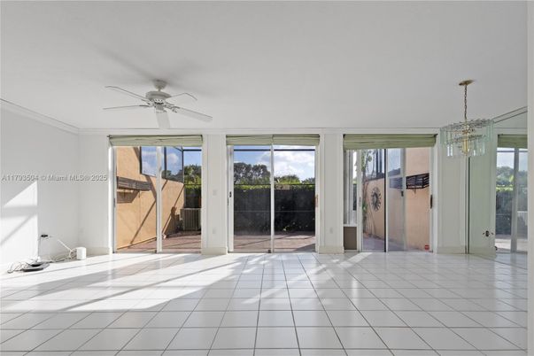 Empty room, Interior