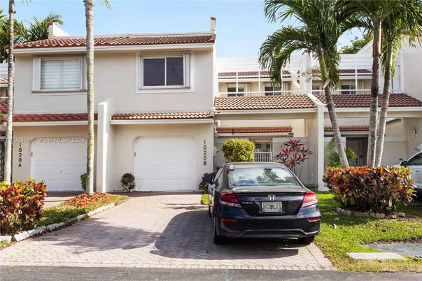 Attached, Exterior, Facade, Mediterranean