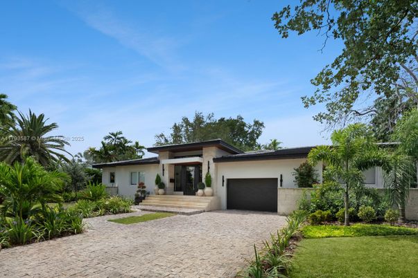 Attached, Backyard, Exterior, Facade, Modern