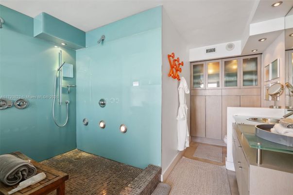 Bathroom, Interior, Recessed Lighting
