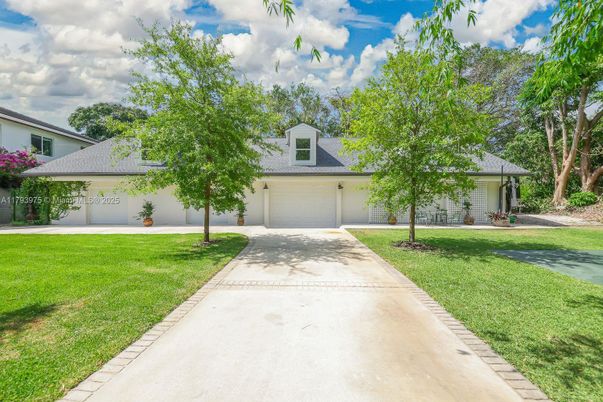 Attached, Exterior, Facade, Ranch