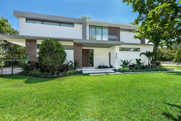 Backyard, Exterior, Facade, Modern