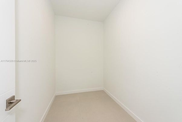 Empty room, Interior
