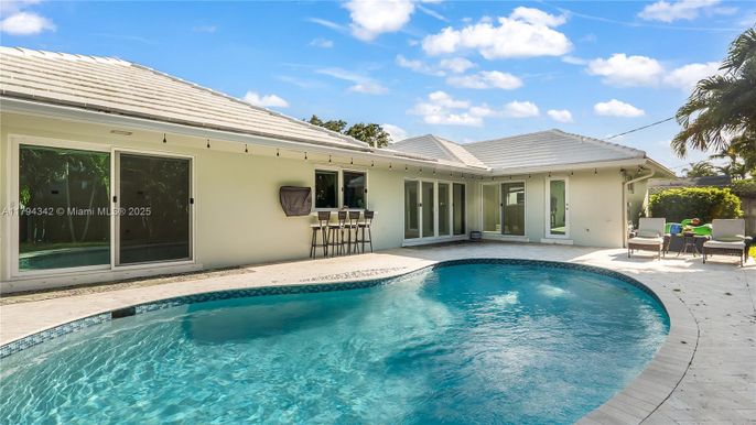 Exterior, Pool
