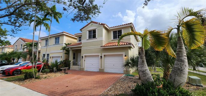 Attached, Exterior, Facade, Mediterranean