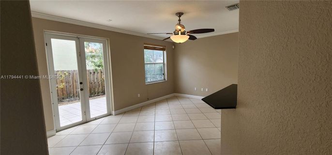 Empty room, Interior