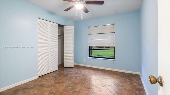 Empty room, Interior