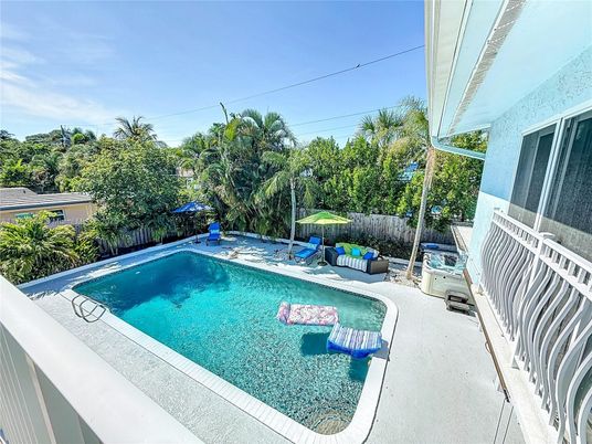 Exterior, Pool