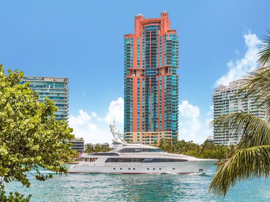 Exterior, Facade, Lake, Highrise