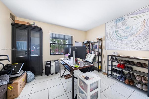 Home Office, Interior