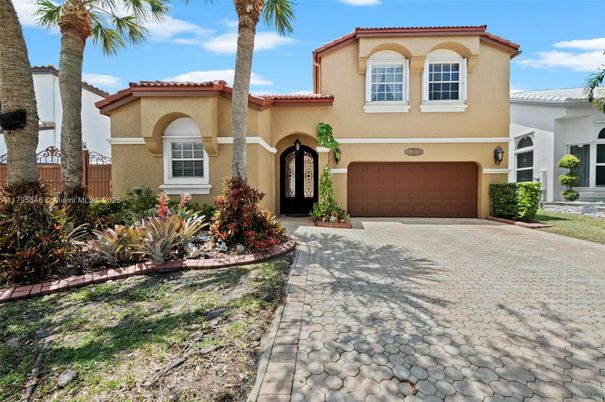 Attached, Exterior, Facade, Mediterranean