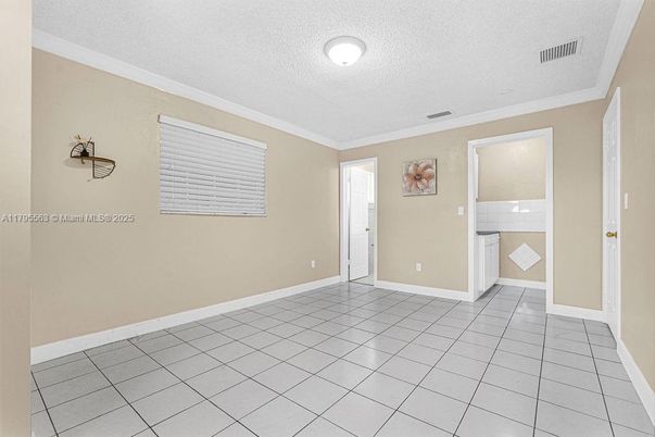 Empty room, Interior