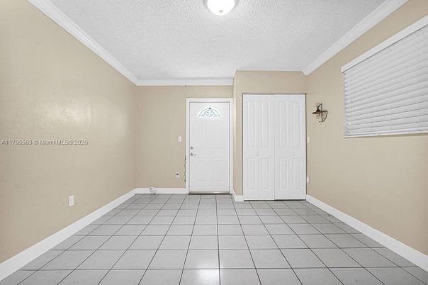 Empty room, Interior