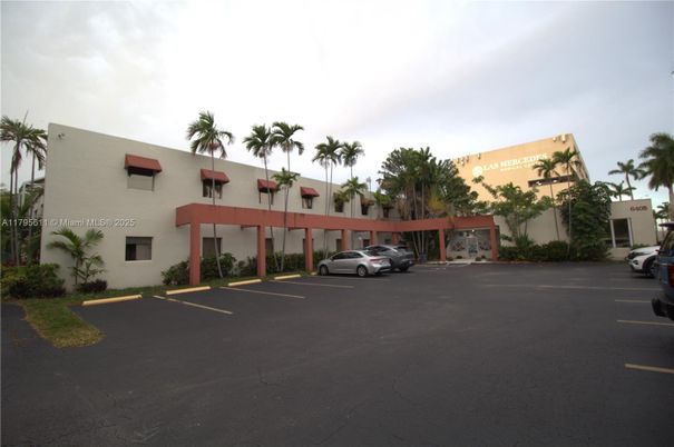 Exterior, Facade, Modern