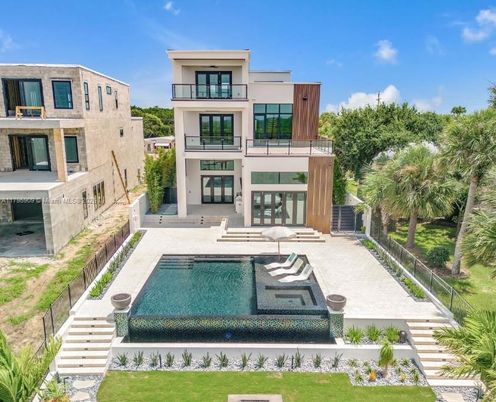 Exterior, Facade, Pool, Modern
