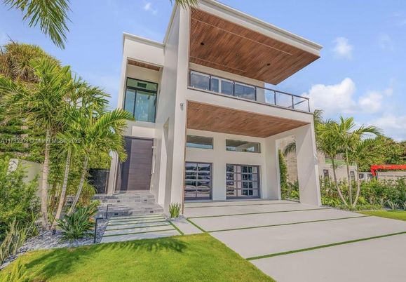 Backyard, Exterior, Facade, Modern