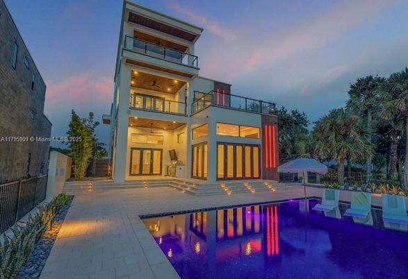Exterior, Facade, Pool, Modern