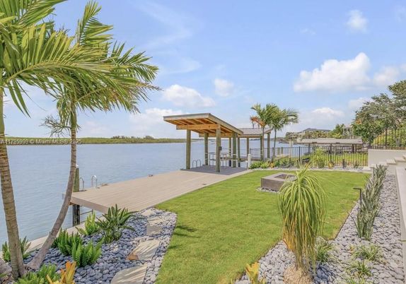 Exterior, Lake