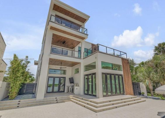 Exterior, Facade, Modern