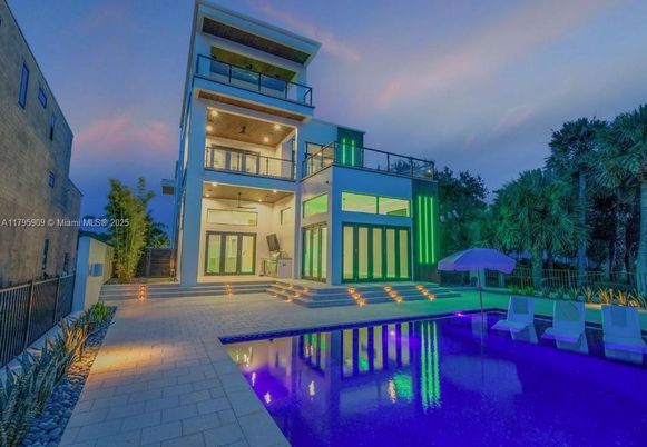 Attached, Exterior, Facade, Pool, Modern