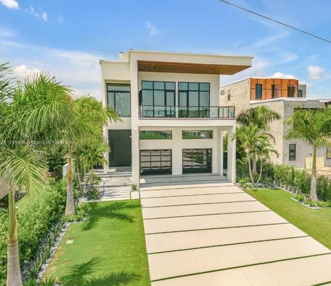 Attached, Backyard, Exterior, Facade, Modern