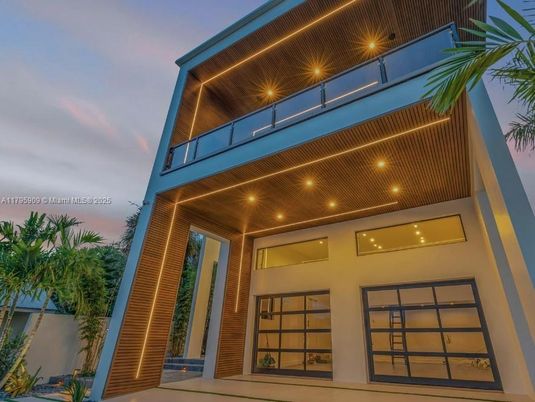 Exterior, Facade, Modern