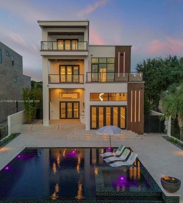 Exterior, Facade, Pool, Modern