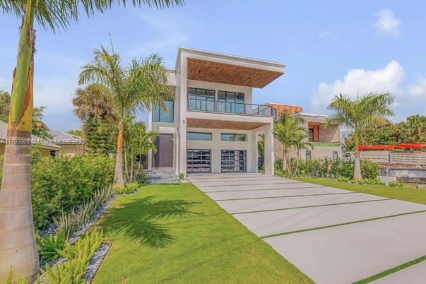 Attached, Backyard, Exterior, Facade, Modern