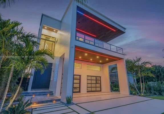 Exterior, Facade, Modern