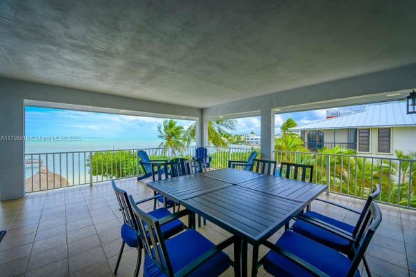 Exterior, Interior, Sun Room, Water