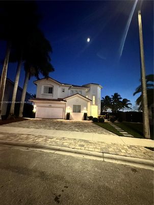 Attached, Exterior, Facade, Mediterranean