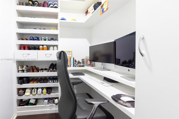 Home Office, Interior