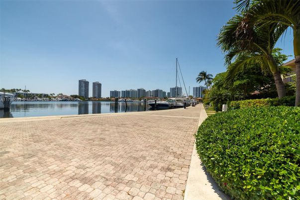 Exterior, Lake