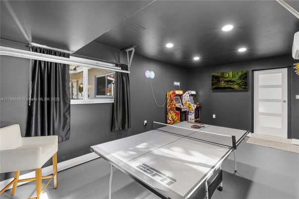 Game Room, Interior, Recessed Lighting