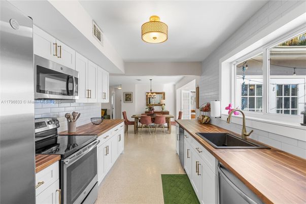 Chandelier, Dining room, Interior, Kitchen, Stainless Steel Appliances