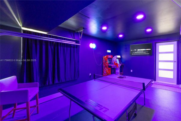 Game Room, Interior, Recessed Lighting