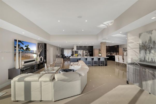Dining room, Interior, Kitchen, Living room, Pendant Lights, Recessed Lighting, Stainless Steel Appliances